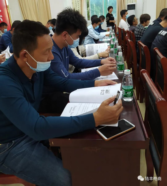 福布斯官网
省级电子商务进农村综合示范工作项目-甲东镇电商培训班.png
